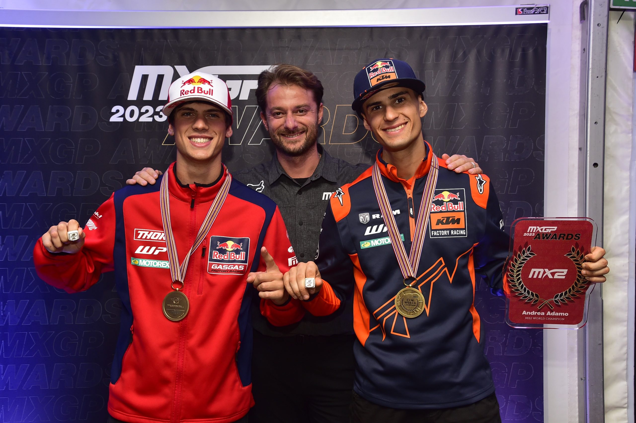 Juara Dunia MXGP dan MX2 Mendapatkan Cincin Perak Unik Sarat Dengan Sentuhan Pribadi