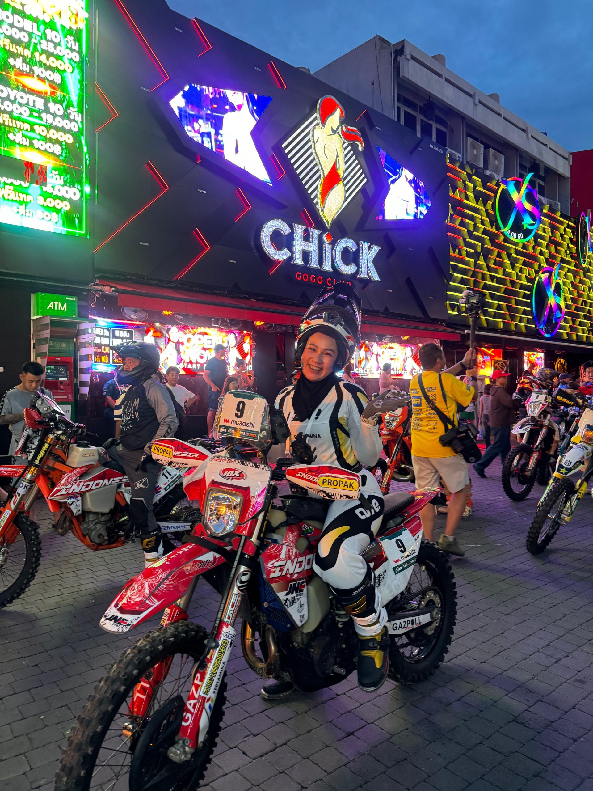 Setelah agenda scrutt selesai, para peserta berada di Walking Street Pattaya untuk  konvoy sebelum melakukan start di pagi hari